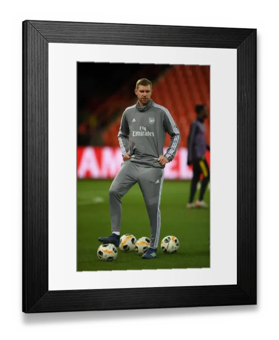 Framed Print : Mertesacker Coaches Arsenal in UEFA Europa League Match against Standard Liege