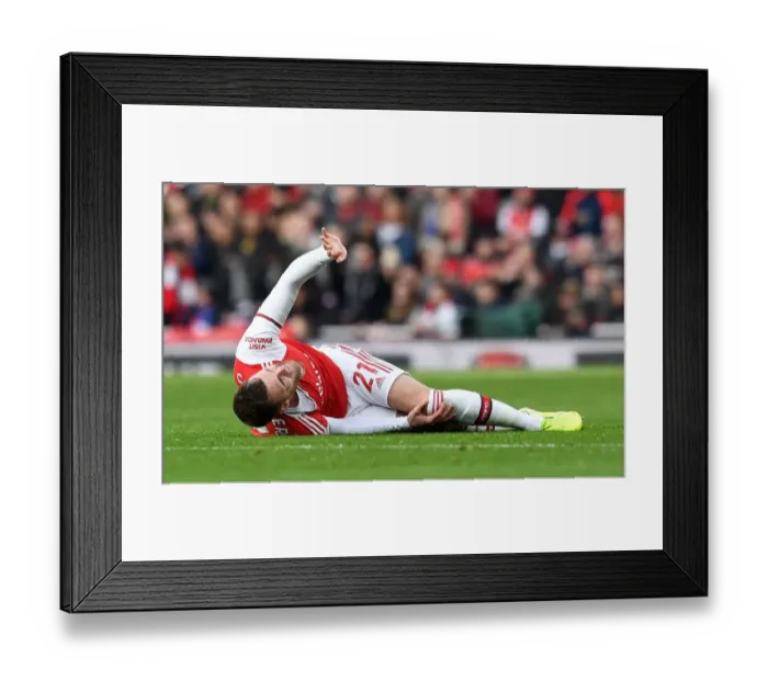 Framed Print : Arsenal vs Chelsea: Calum Chambers Injured in Intense Premier League Clash Framed Print : Arsenal vs Chelsea: Calum Chambers Injured in Intense Premier League Clash