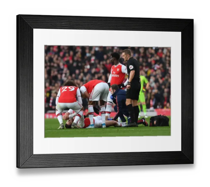 Framed Print : Arsenal v Chelsea: Calum Chambers Receives Treatment from Physio during Intense Premier League Clash Framed Print : Arsenal v Chelsea: Calum Chambers Receives Treatment from Physio during Intense Premier League Clash