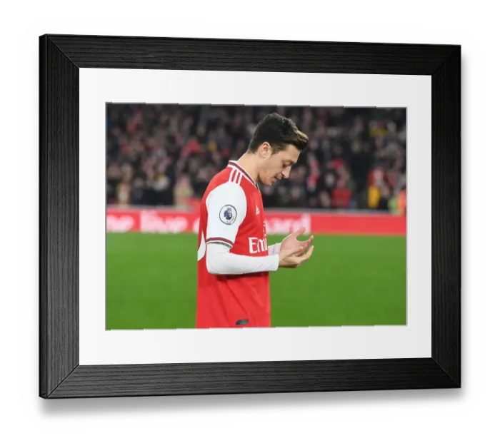 Framed Print : Arsenal's Mesut Ozil in Prayer Before Arsenal v Manchester United (2019-20) Framed Print : Arsenal's Mesut Ozil in Prayer Before Arsenal v Manchester United (2019-20)