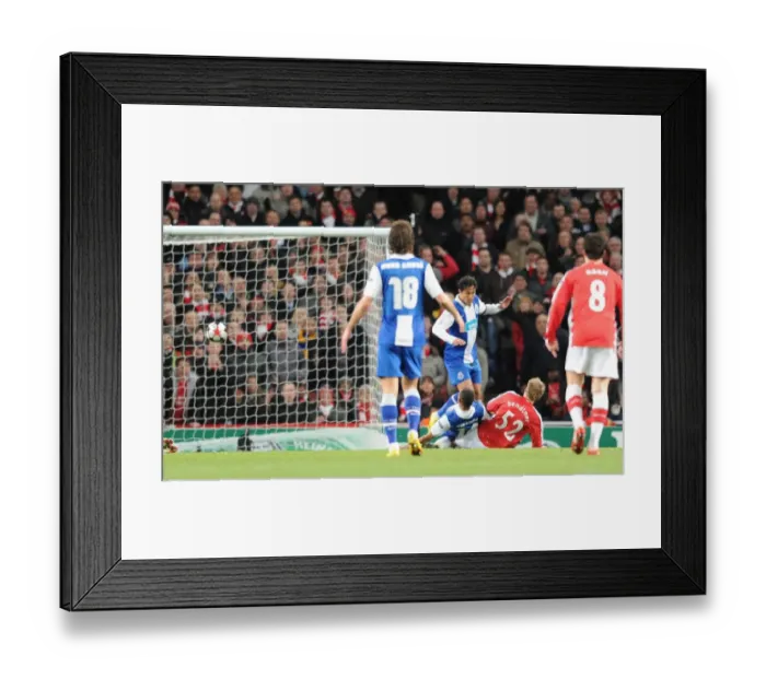 Framed Print : Nicklas Bendtner shoots past Porto goalkeeper Helton to score the 1st Arsenal goal