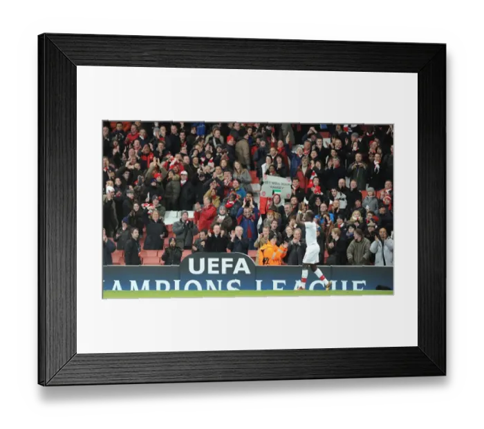 Framed Print : Emmanuel Eboue celebrates with the Arsenal fans after the match. Arsenal 5: 0 FC Porto