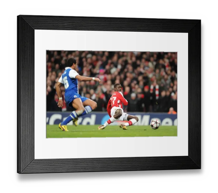 Framed Print : Emmanuel Eboue goes past Porto goalkeeper Helton to score the 4th Arsenal goal