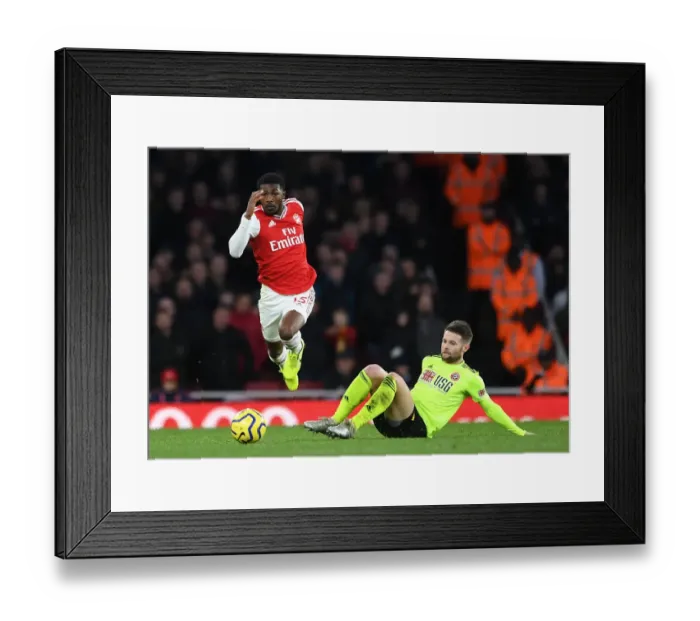 Framed Print : Arsenal's Maitland-Niles Outmaneuvers Sheffield United's Norwood in Premier League Clash