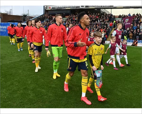 Arsenal's Pierre-Emerick Aubameyang Meets Burnley Mascot Ahead of Premier League Clash