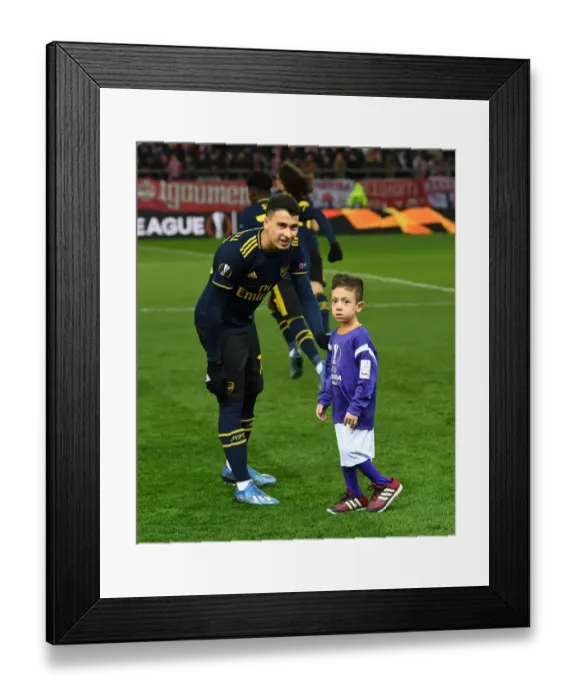 Framed Print : Arsenal's Gabriel Martinelli Prepares for Olympiacos Clash in Europa League