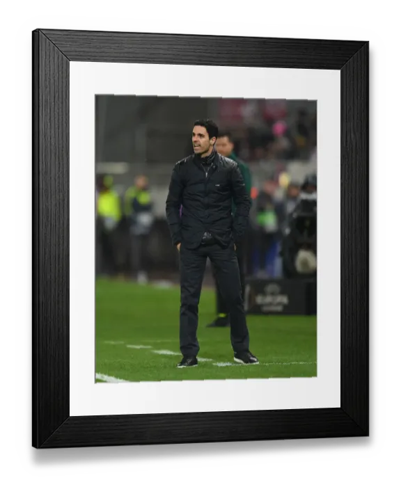 Framed Print : Mikel Arteta at Olympiacos vs Arsenal: UEFA Europa League Round of 32, First Leg