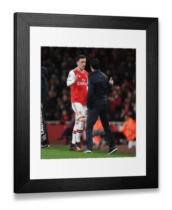 Framed Print : Arsenal vs. Everton: Premier League Showdown at Emirates Stadium