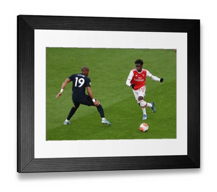 Framed Print : Arsenal's Bukayo Saka Evades Everton's Djibril Sidibe: Premier League Showdown at Emirates Stadium