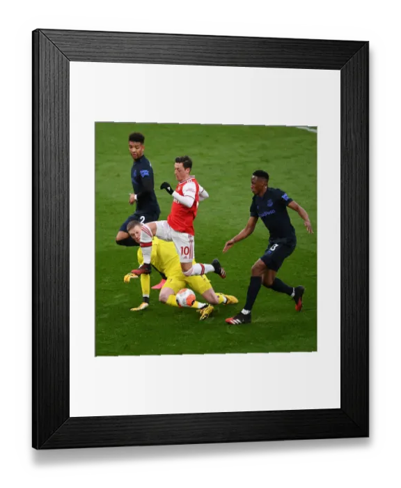 Framed Print : Arsenal vs Everton: Ozil Faces Tough Challenge from Everton Defenders Framed Print : Arsenal vs Everton: Ozil Faces Tough Challenge from Everton Defenders