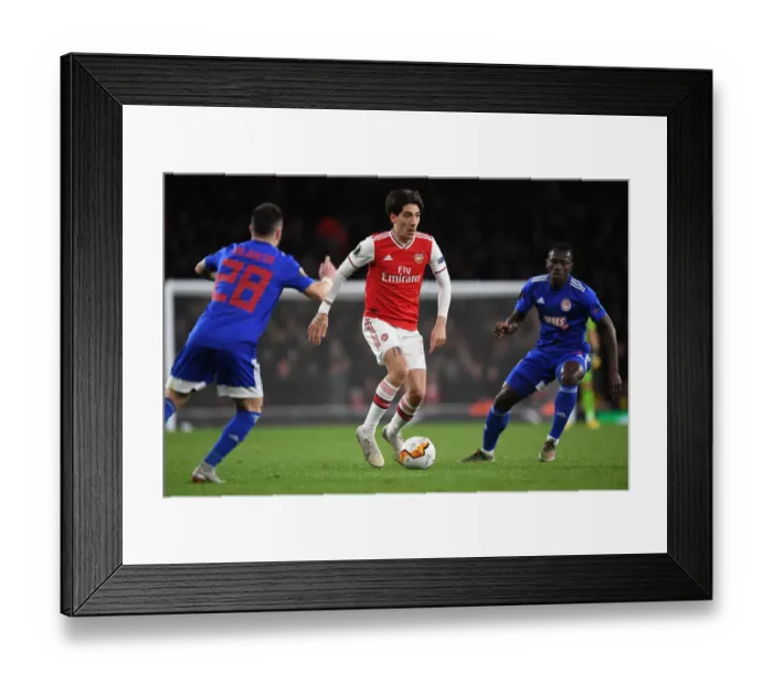 Framed Print : Arsenal's Hector Bellerin Outmaneuvers Olympiacos Mathieu Valbuena in Europa League Clash