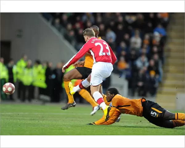 Andrey Arsahvin shoots past Hull goalkeeper Boaz Myhill to score the 1st Arsenal goal