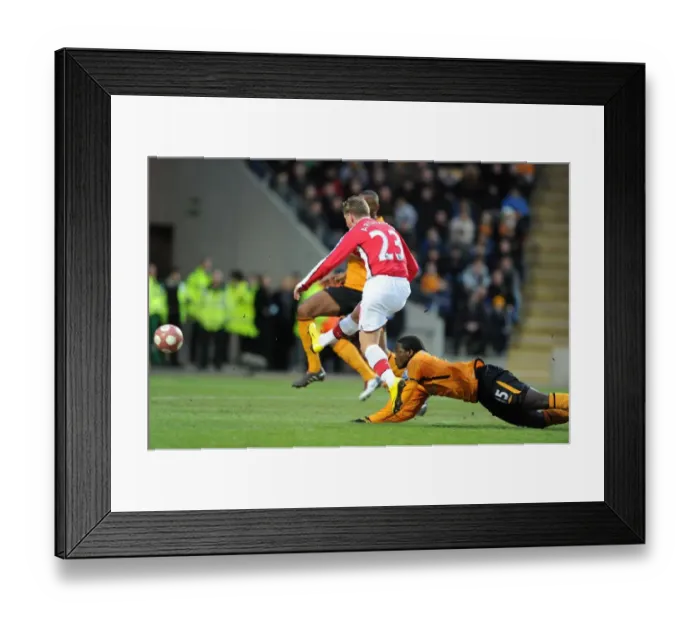 Framed Print : Andrey Arsahvin shoots past Hull goalkeeper Boaz Myhill to score the 1st Arsenal goal