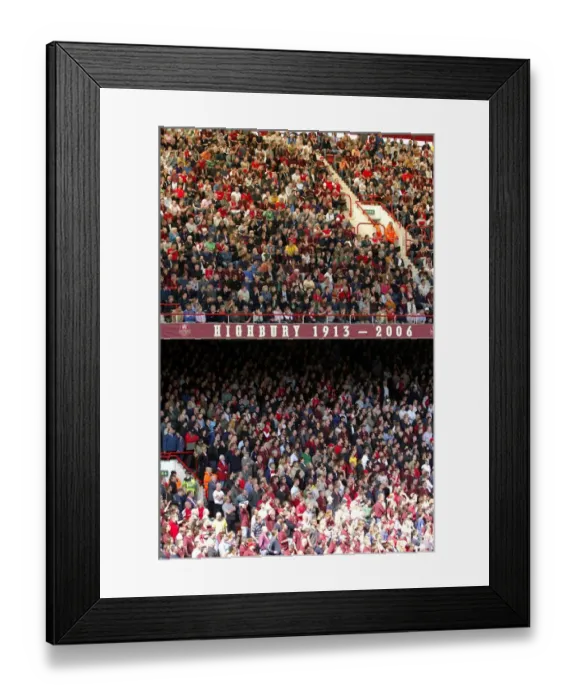 Framed Print : Arsenal Fans in the North Bank near the Highbury 1913 - 2006 banner