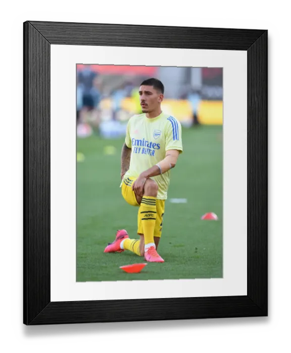 Framed Print : Arsenal's Hector Bellerin Prepares for Southampton Clash in Premier League (2019-20) Framed Print : Arsenal's Hector Bellerin Prepares for Southampton Clash in Premier League (2019-20)