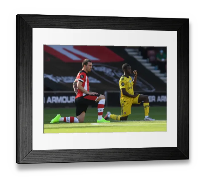 Framed Print : Arsenal & Southampton Players Take a Knee Before 2019-20 Premier League Match Framed Print : Arsenal & Southampton Players Take a Knee Before 2019-20 Premier League Match