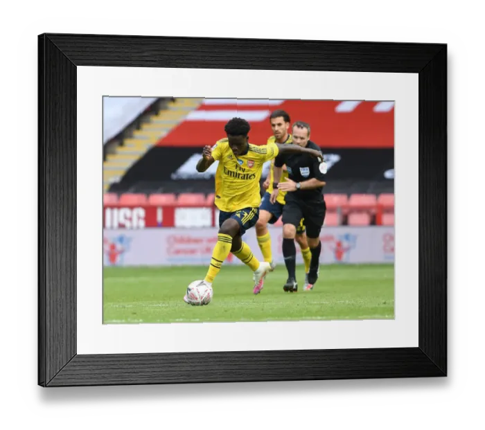 Framed Print : Arsenal's Bukayo Saka in Action against Sheffield United in FA Cup Quarterfinal