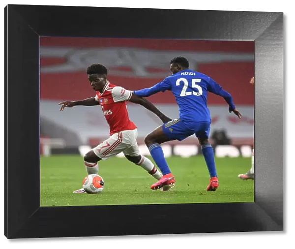 Arsenal's Bukayo Saka Outmaneuvers Leicester's Wilfred Ndidi in Premier League Clash