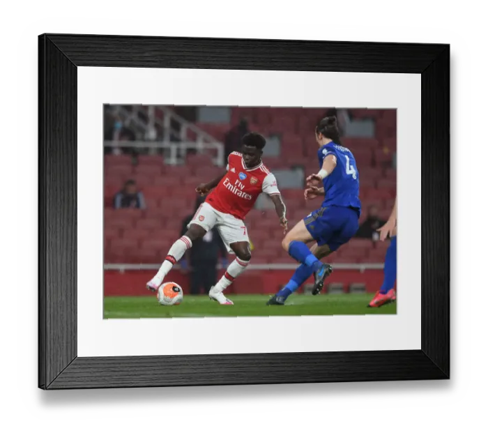 Framed Print : Arsenal's Bukayo Saka Tangles with Leicester's Caglar Soyuncu in Premier League Clash