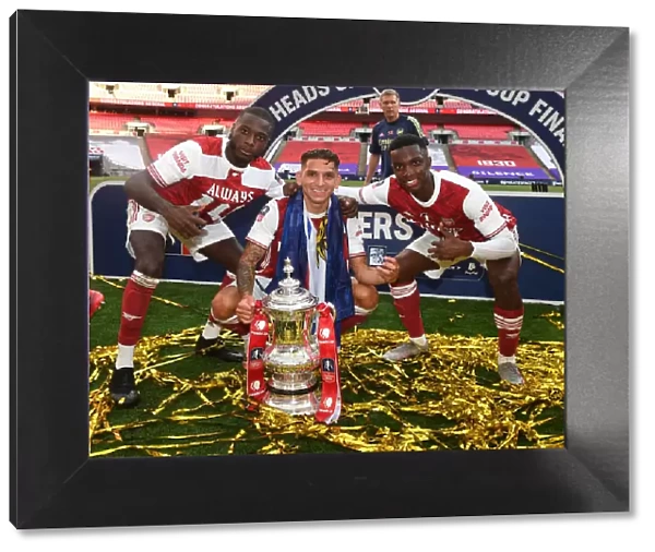 LONDON, ENGLAND - AUGUST 01: (L-R) Nicolas Pepe, Lucas Torreira and Eddie Nketiah of Arsenal celebrate after the FA Cup