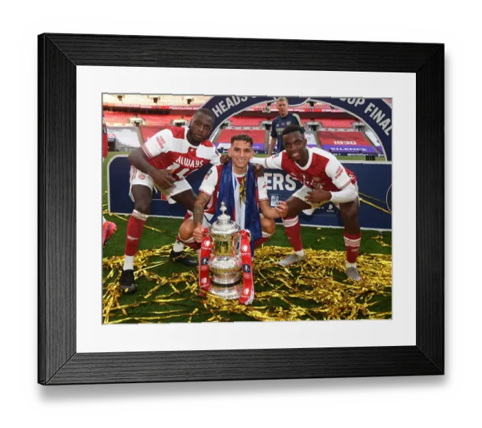 Framed Print : LONDON, ENGLAND - AUGUST 01: (L-R) Nicolas Pepe, Lucas Torreira and Eddie Nketiah of Arsenal celebrate after the FA Cup Framed Print : LONDON, ENGLAND - AUGUST 01: (L-R) Nicolas Pepe, Lucas Torreira and Eddie Nketiah of Arsenal celebrate after the FA Cup