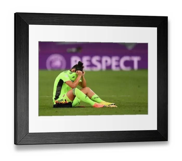 Framed Print : Manuela Zinsberger in Action: Arsenal FC vs Paris Saint-Germain at UEFA Women's Champions League Quarterfinals