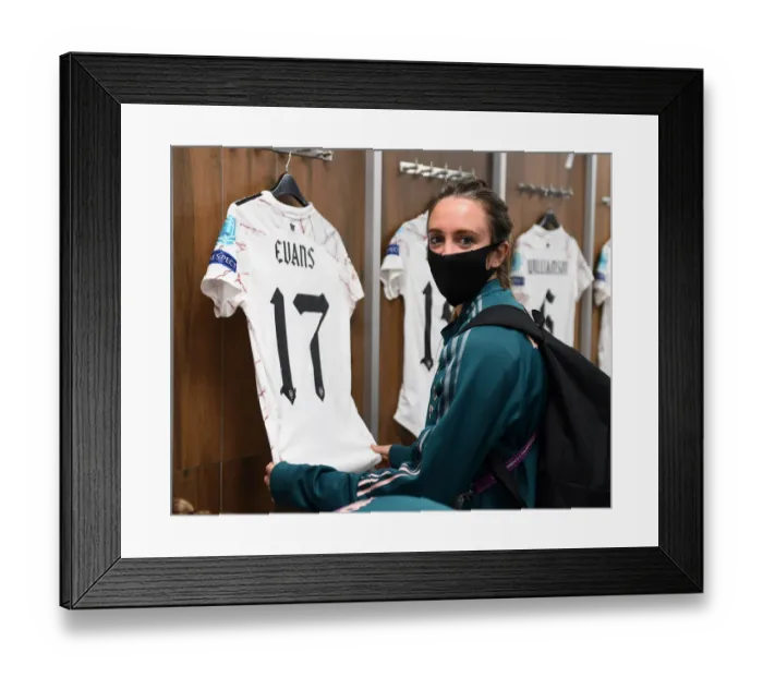 Framed Print : Arsenal Women vs Paris Saint-Germain: Battle in the UEFA Women's Champions League Quarterfinals