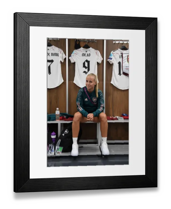 Framed Print : Beth Mead Prepares for Arsenal's Quarterfinal Showdown against Paris Saint-Germain in UEFA Women's Champions League