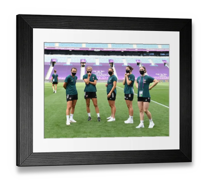 Framed Print : Arsenal Women vs Paris Saint-Germain: UEFA Women's Champions League Quarterfinal Showdown