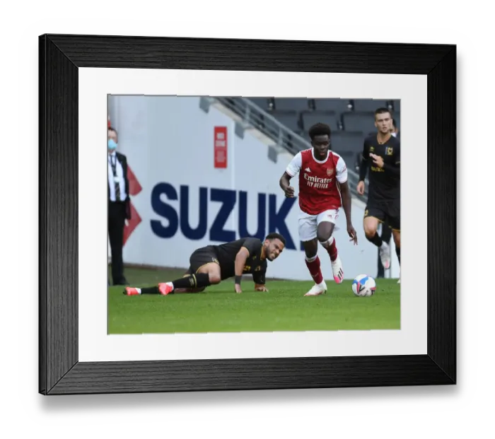 Framed Print : Arsenal's Bukayo Saka in Pre-Season Action against MK Dons