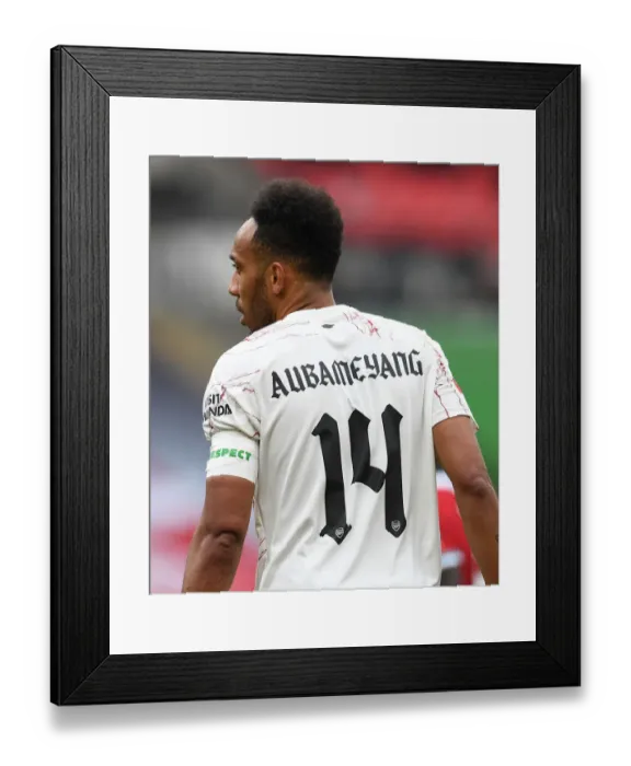 Framed Print : Arsenal's Aubameyang Goes Head-to-Head with Liverpool in FA Community Shield Clash