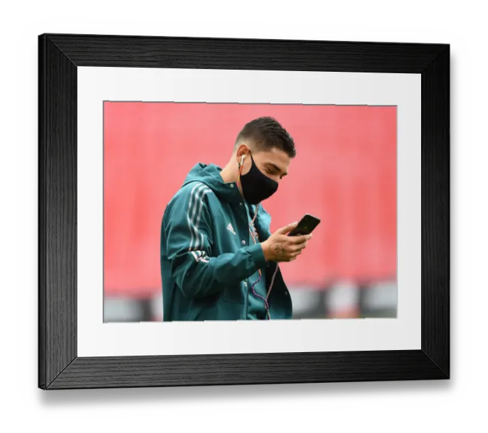 Framed Print : Arsenal vs Liverpool: FA Community Shield Showdown at Wembley Stadium