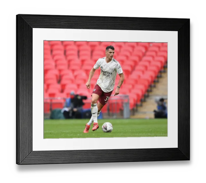 Framed Print : Arsenal vs Liverpool: FA Community Shield Clash at Wembley (2020-21)