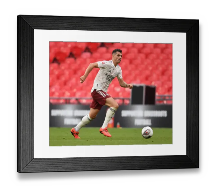 Framed Print : Arsenal vs Liverpool: FA Community Shield Clash at Wembley (2020-21) Framed Print : Arsenal vs Liverpool: FA Community Shield Clash at Wembley (2020-21)