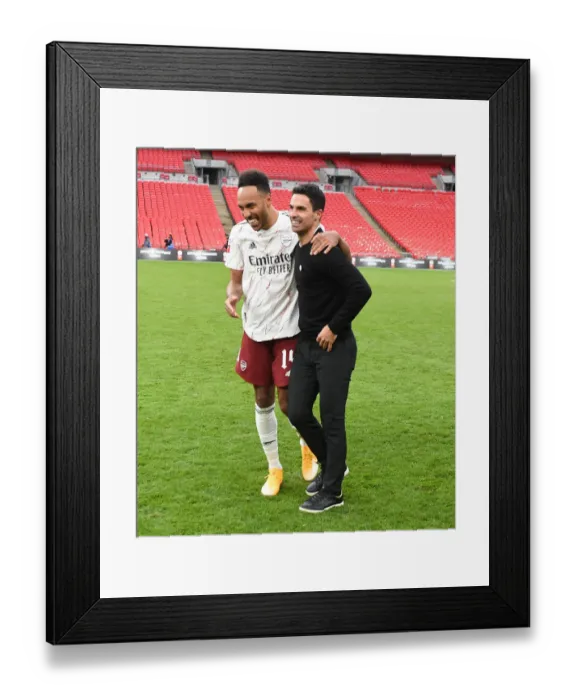 Framed Print : Arsenal vs Liverpool: FA Community Shield Showdown at Wembley Stadium (2020-21)