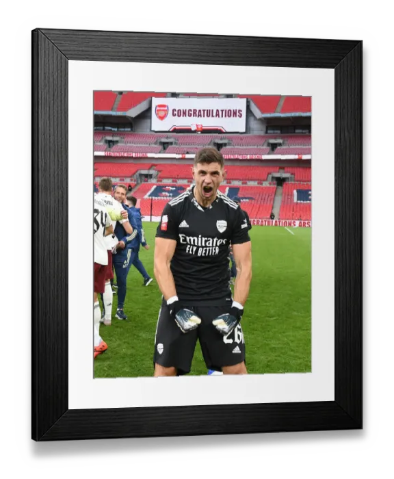 Framed Print : Arsenal's Emiliano Martinez Celebrates FA Community Shield Victory over Liverpool