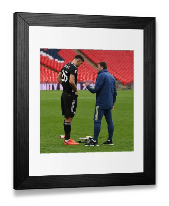 Framed Print : Arsenal vs. Liverpool: FA Community Shield Clash at Wembley Stadium