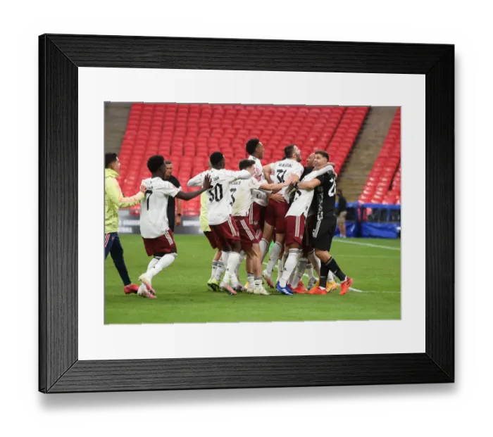 Framed Print : Arsenal vs Liverpool: FA Community Shield Clash at Wembley Stadium