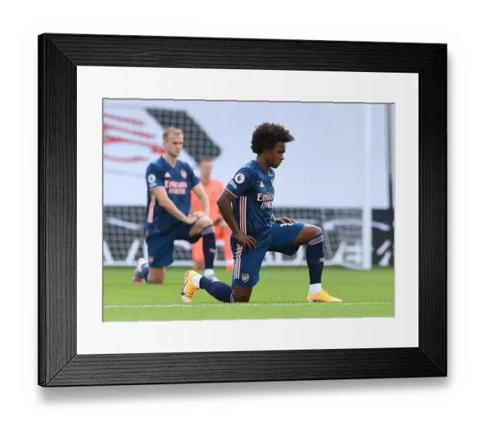Framed Print : Arsenal's Willian Kneels During Fulham Match in Premier League 2020-21 Framed Print : Arsenal's Willian Kneels During Fulham Match in Premier League 2020-21