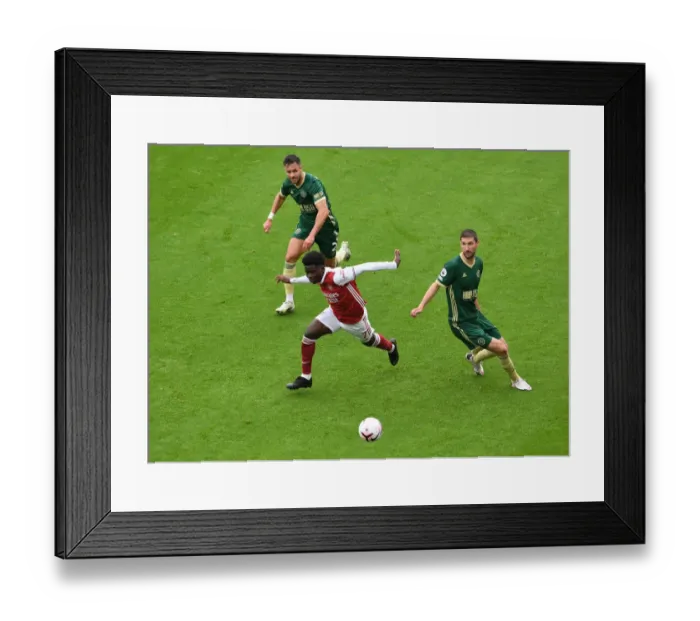 Framed Print : Arsenal's Bukayo Saka Faces Off Against Sheffield United Defenders