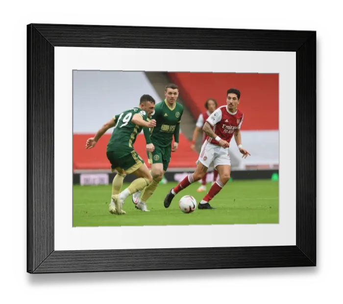 Framed Print : Arsenal's Bellerin Outmaneuvers Sheffield United's Robinson in Premier League Clash Framed Print : Arsenal's Bellerin Outmaneuvers Sheffield United's Robinson in Premier League Clash