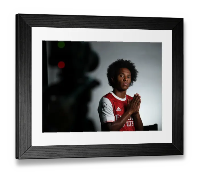 Framed Print : Arsenal 2020-21: Spotlight on Willian - First Team Photocall