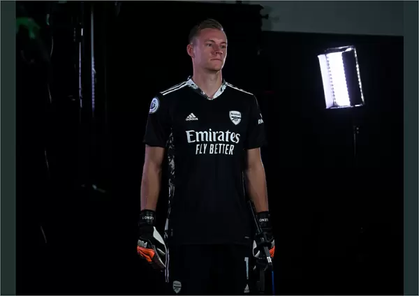 Arsenal 2020-21: Bernd Leno Leads First Team at Photocall