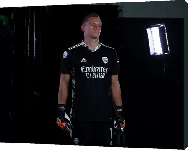Arsenal 2020-21: Bernd Leno Leads First Team at Photocall