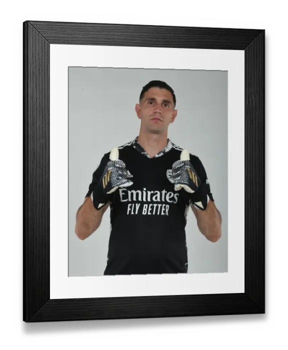 Framed Print : Arsenal First Team 2020-21: Emiliano Martinez in Training