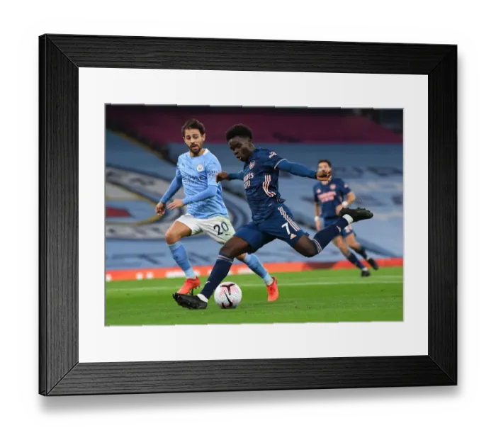 Framed Print : Bukayo Saka vs Bernardo Silva: Intense Moment at the Etihad - Manchester City vs Arsenal, 2020-21 Premier League