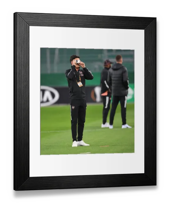 Framed Print : Hector Bellerin Gears Up: Arsenal vs Rapid Vienna, UEFA Europa League 2020-21