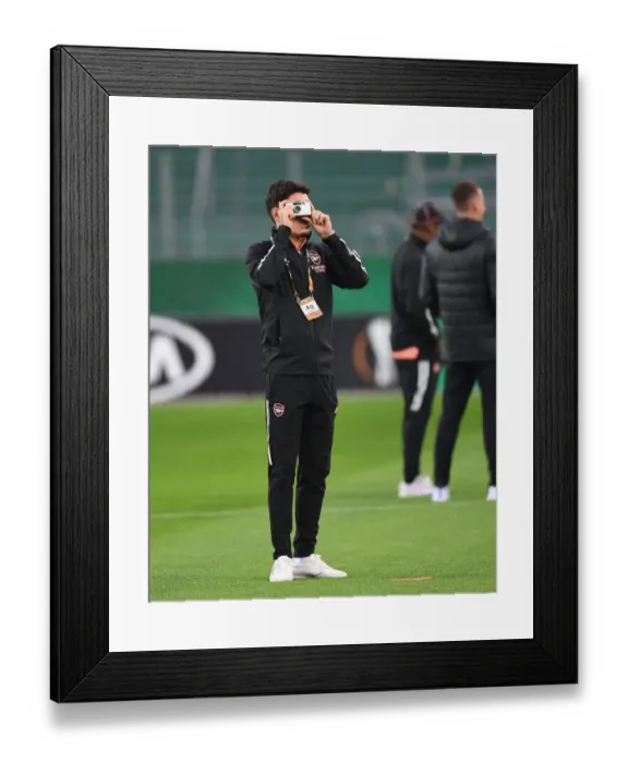 Framed Print : Arsenal's Defender Hector Bellerin: Ready for Rapid Vienna Clash in Europa League
