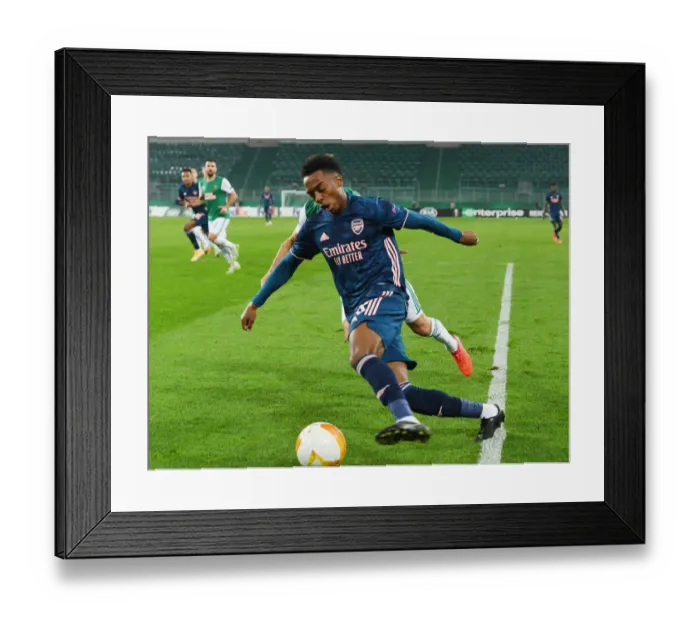 Framed Print : Arsenal's Joe Willock in Action against Rapid Vienna in UEFA Europa League