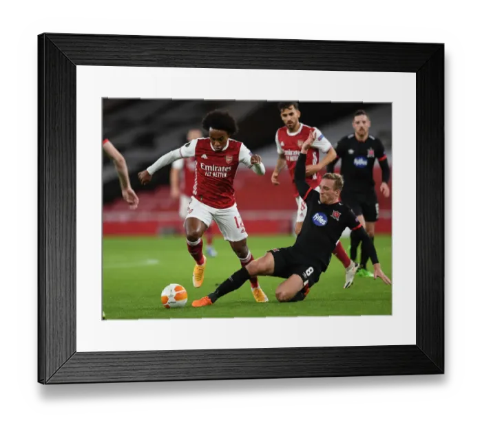Framed Print : Arsenal vs Dundalk: Willian Clashes with Mountney in Empty Emirates Stadium - UEFA Europa League 2020-21